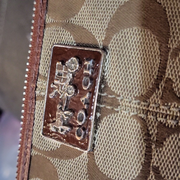 Coach Clutch - Picture 9 of 12